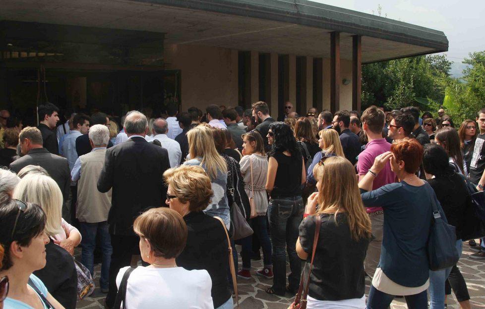 Folla di amici per l'addio a Caterina