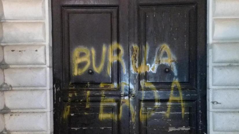 Un writer insulta il Carnevale sul portone della Fondazione