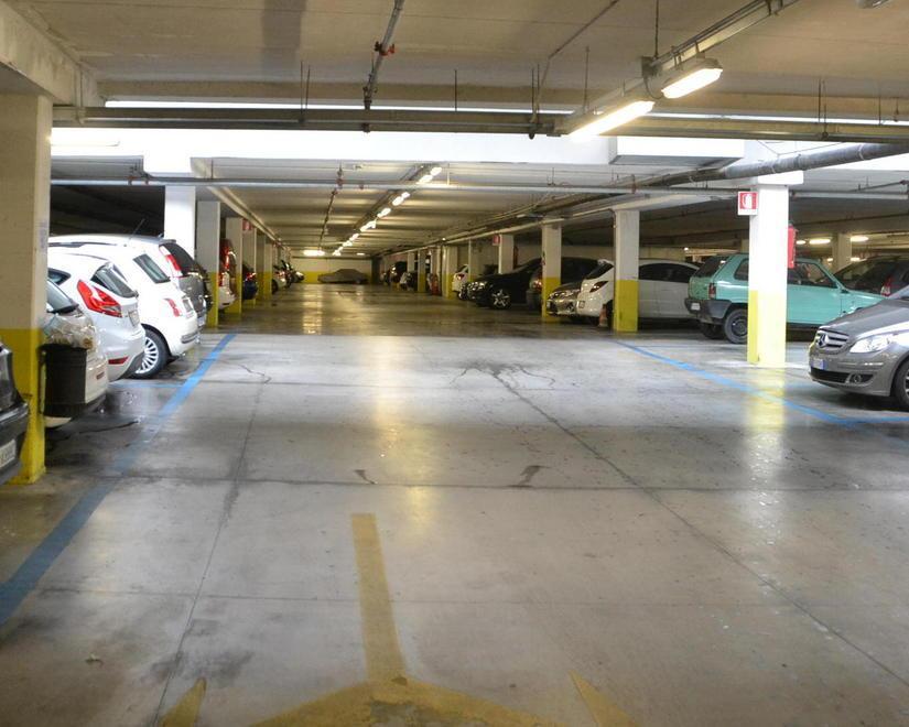 Raid dei ladri alla caserma Mazzini Forzate quattro auto parcheggiate 