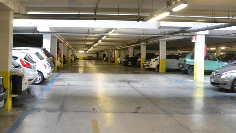 Raid dei ladri alla caserma Mazzini Forzate quattro auto parcheggiate