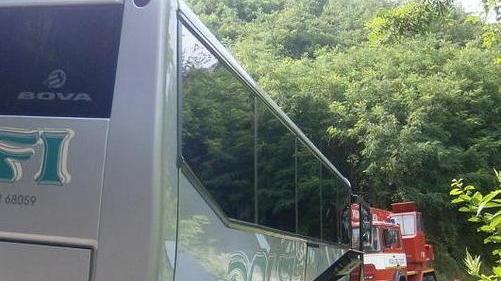 Il pullman resta in bilico sulla scarpata