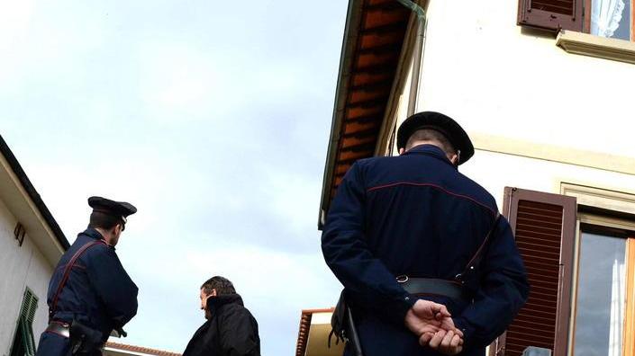 Lo fermano con una scusa anziano rapinato per strada