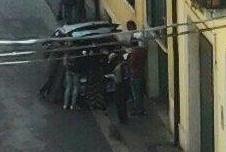 Spaccio di giorno e siringhe lasciate sul marciapiede 