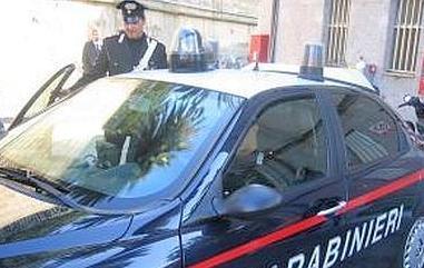 Armato contro il figlio che difende la madre 