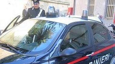 Armato contro il figlio che difende la madre