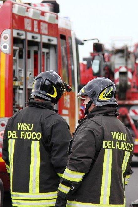 Incendio nel bosco, fuoco vicino a 2 ville