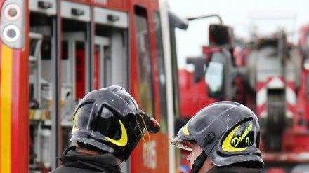 Incendio nel bosco, fuoco vicino a 2 ville