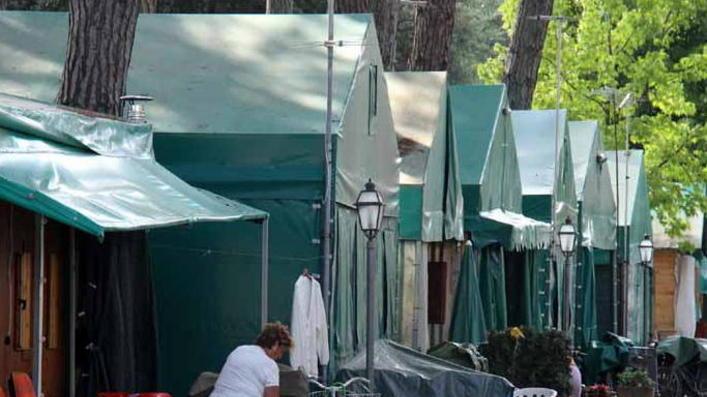I camping tengono grazie ai nonni e agli stranieri