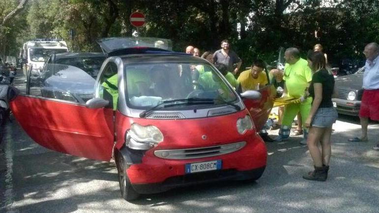 Scontro fra due auto, un ferito
