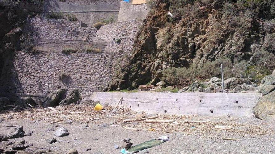 Quel paradiso sul mare invaso da legna e rifiuti