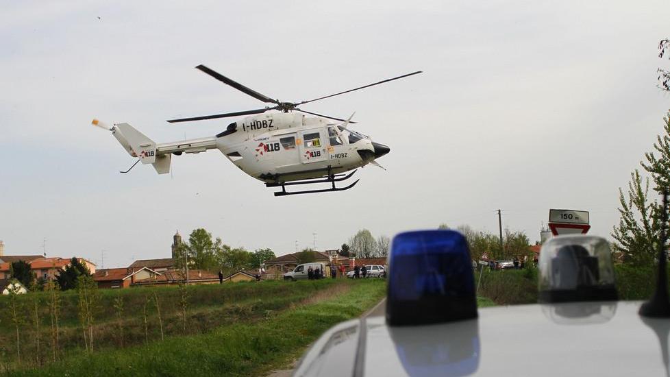 Schiacciato dal trattore mentre lavora, è grave