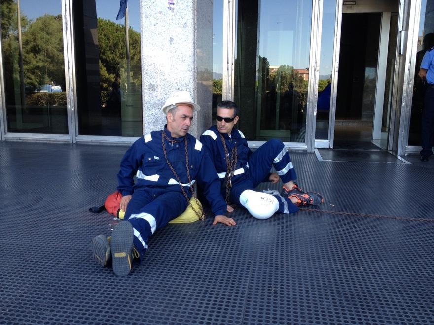 Sei lavoratori dell’Igea Spa incatenati nel palazzo della Regione 