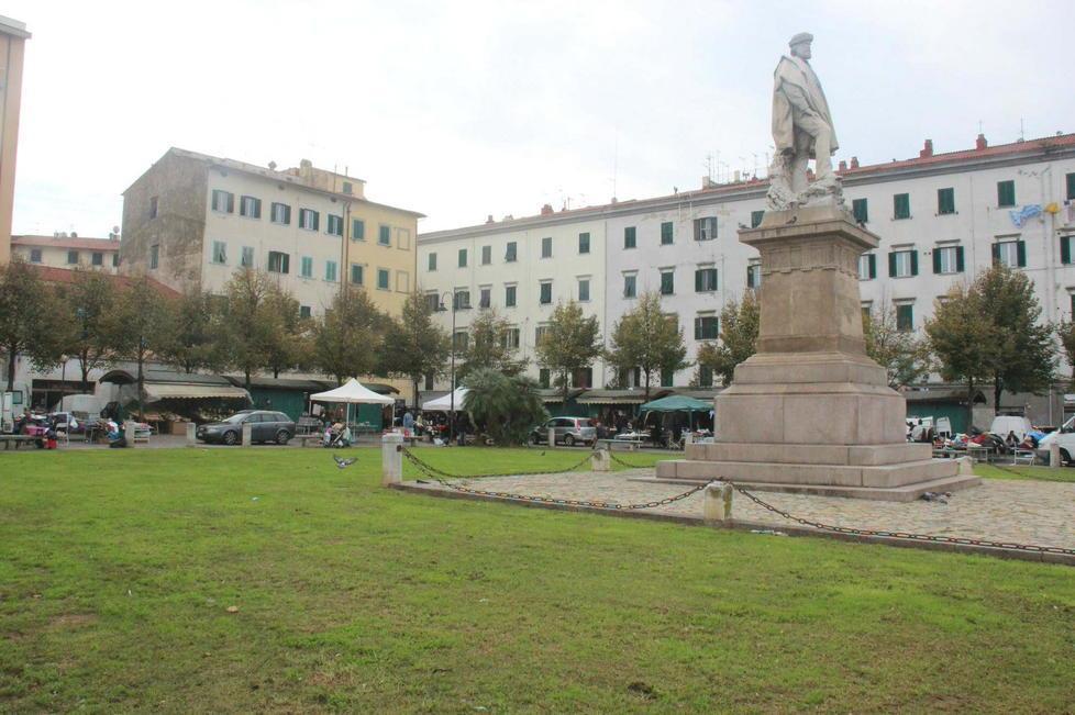 Piazza Garibaldi, baracchine aperte tutto il giorno 