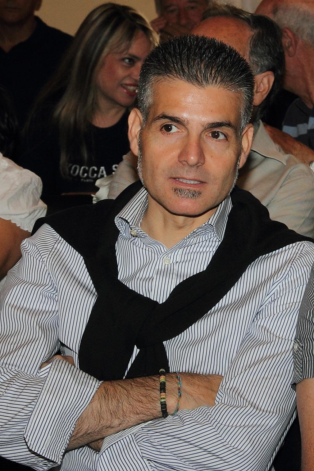 L’ordinanza del sindaco di Olmedo: «Vietati gli sguardi di sfida» 