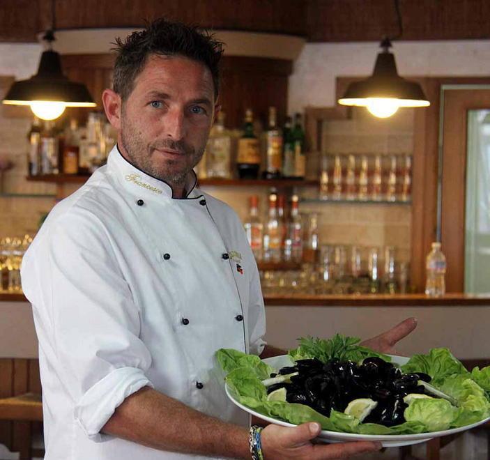 Per combattere la crisi apre una Cozzeria 