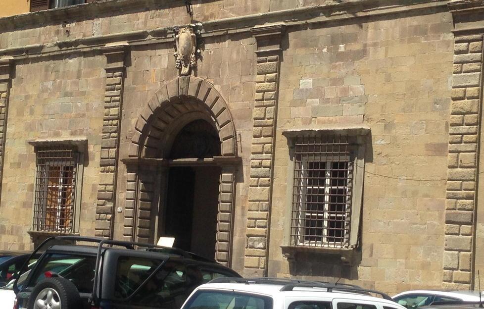 Stemmi scomparsi dai palazzi la protesta esplode su Facebook 