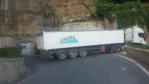 Autotreno s’intraversa, Pitigliano isolato