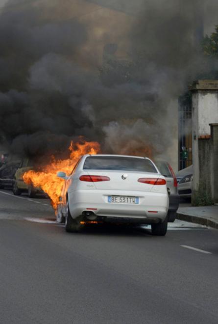 Automobile prende fuoco in via Pistoiese davanti al Pam