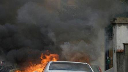 Automobile prende fuoco in via Pistoiese davanti al Pam