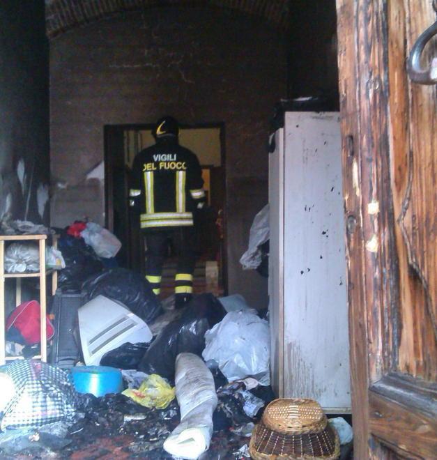 Incendio nell’ex convento del Carmine a causa del fornello a gas di un senzatetto 