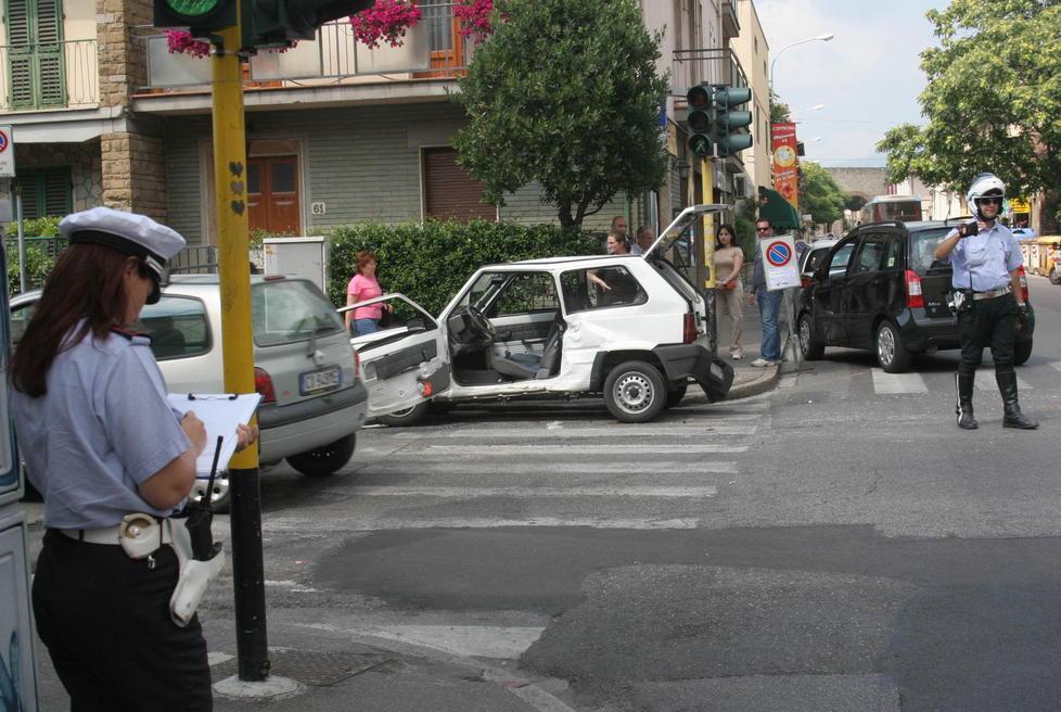 Sbatte contro due auto in piazza e fugge
