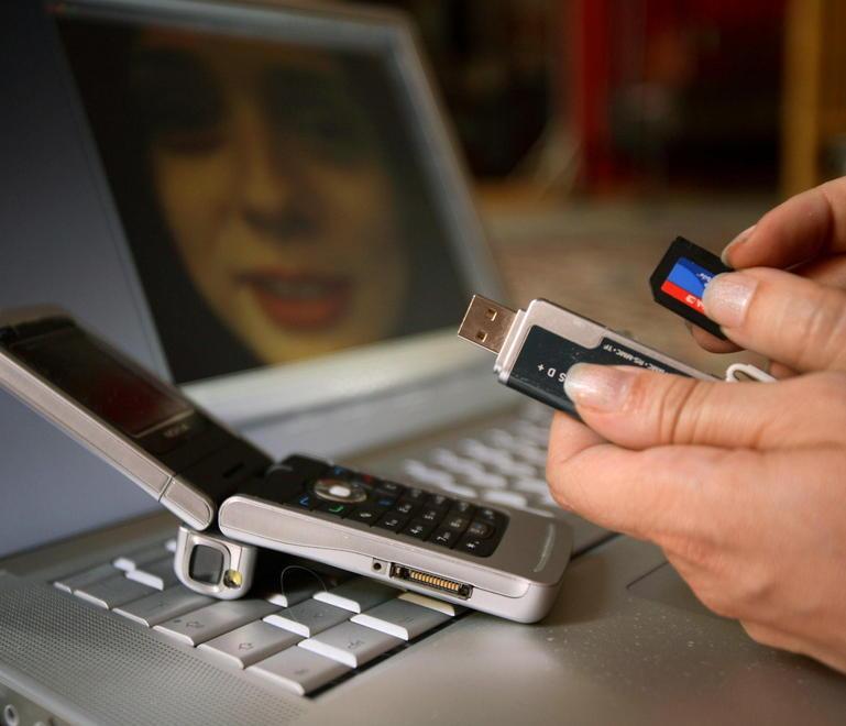 Sesso con minori: s’indaga su pc e cellulari 