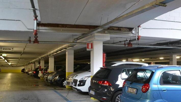 Raid su quattro auto durante la notte al parking Mazzini