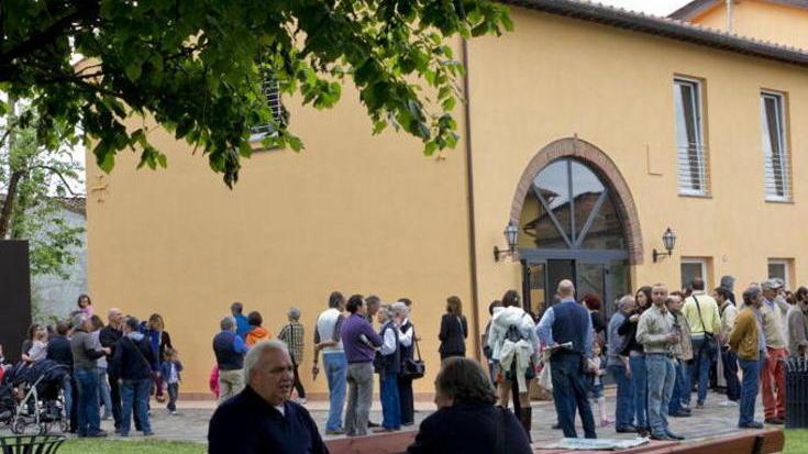 Nuovi tavoli e panchine nel parco di Artemisia