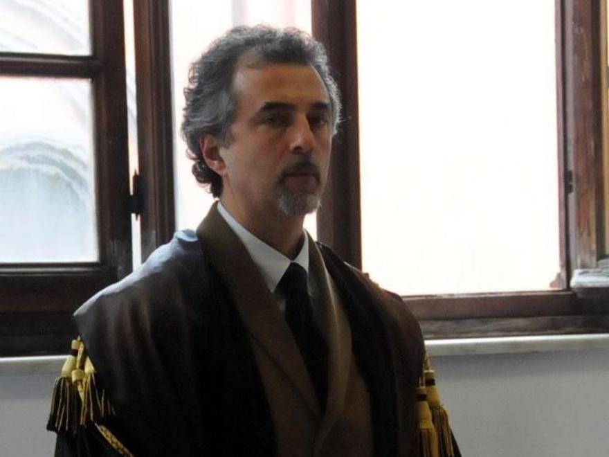 Padellata di olio bollente contro il bar 