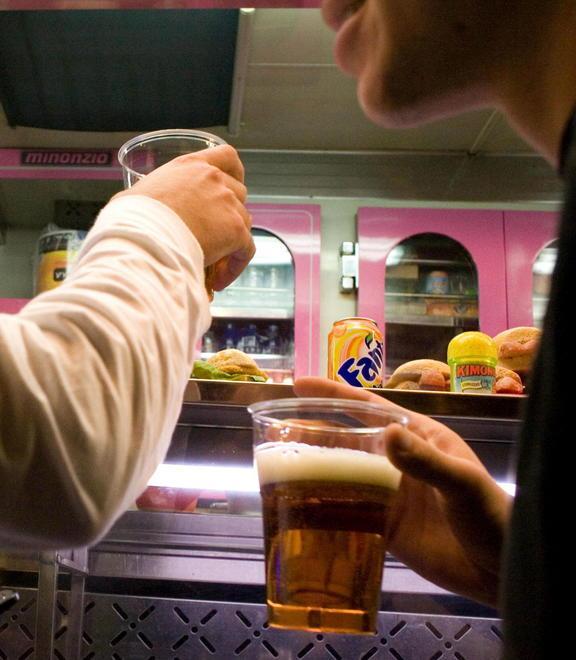 Drink in strada, multati (50 euro) quattro giovani 