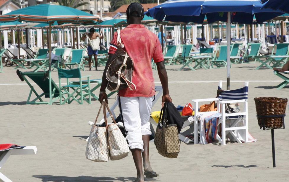 Sit-in dei commercianti per arginare gli abusivi