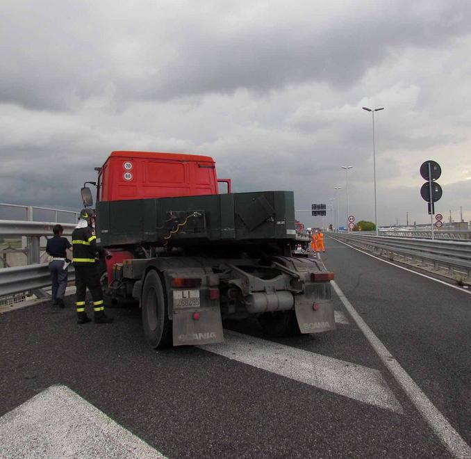 Autista ferito sul ponte per la Darsena 