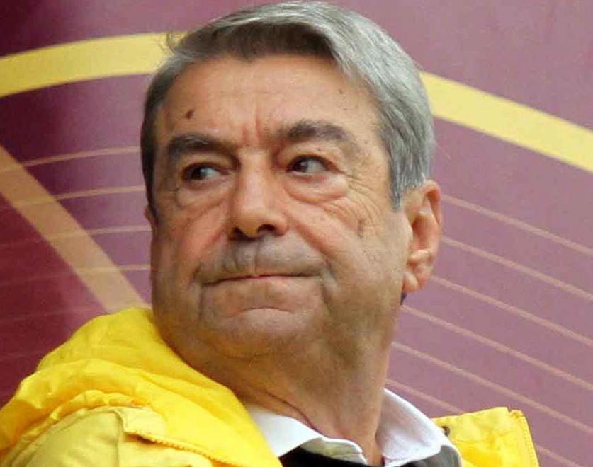 L’abbraccio del sindaco e di Spinelli: «La famiglia amaranto è con te»