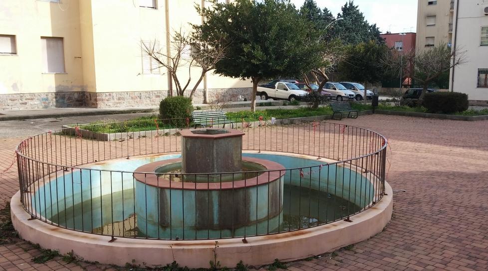 Piazza Rockefeller al buio, mancano anche i lampioni