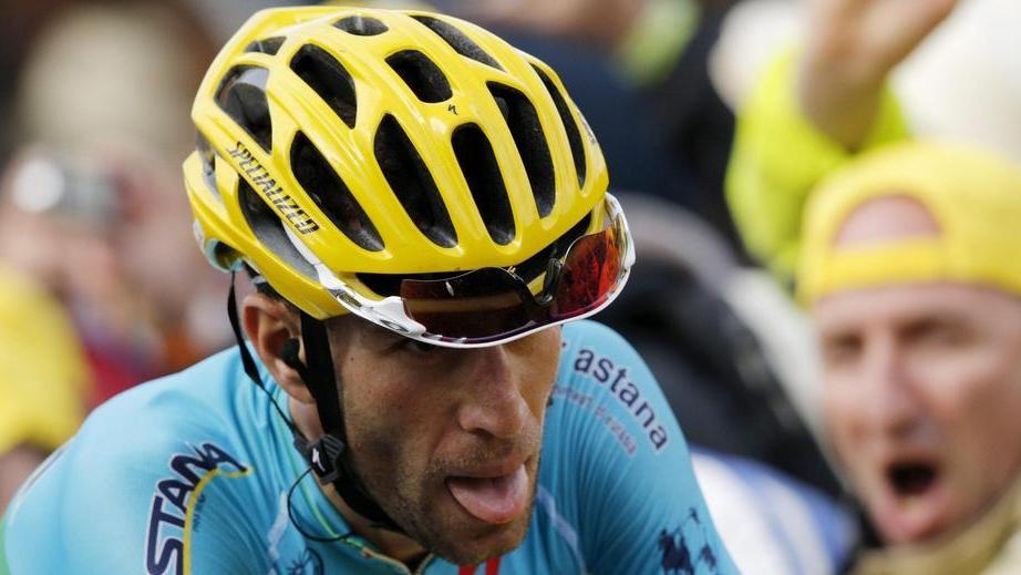 Nibali trionfa e si riveste di giallo