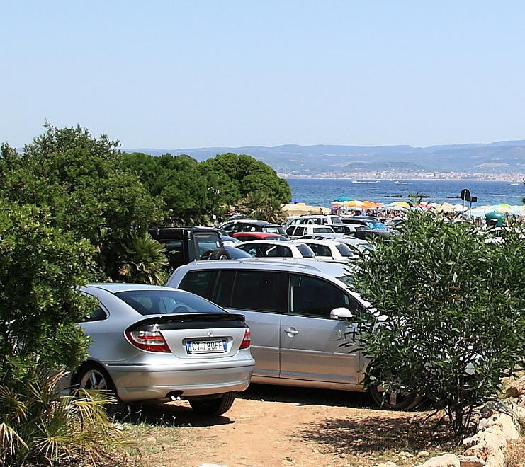 Parcheggi tra cale e spiagge, è caos totale 