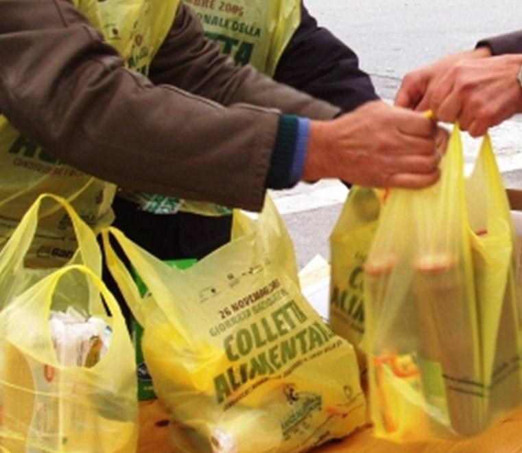 Colletta alimentare, i carrelli della spesa si riempiono di aiuti