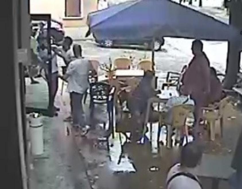 Picchiano il barista che non li serve 