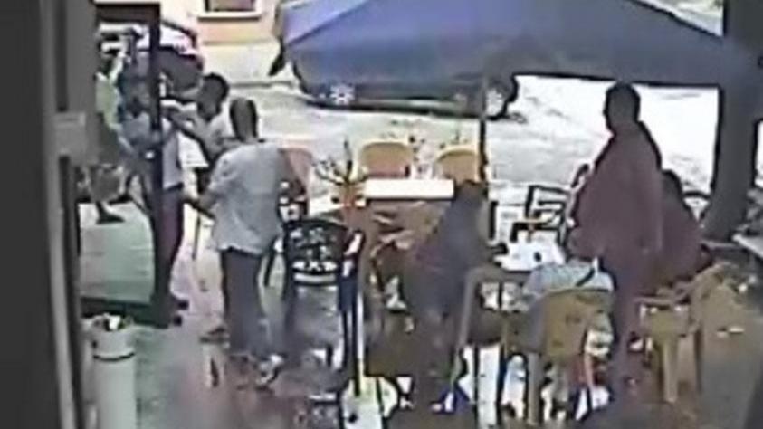 Picchiano il barista che non li serve