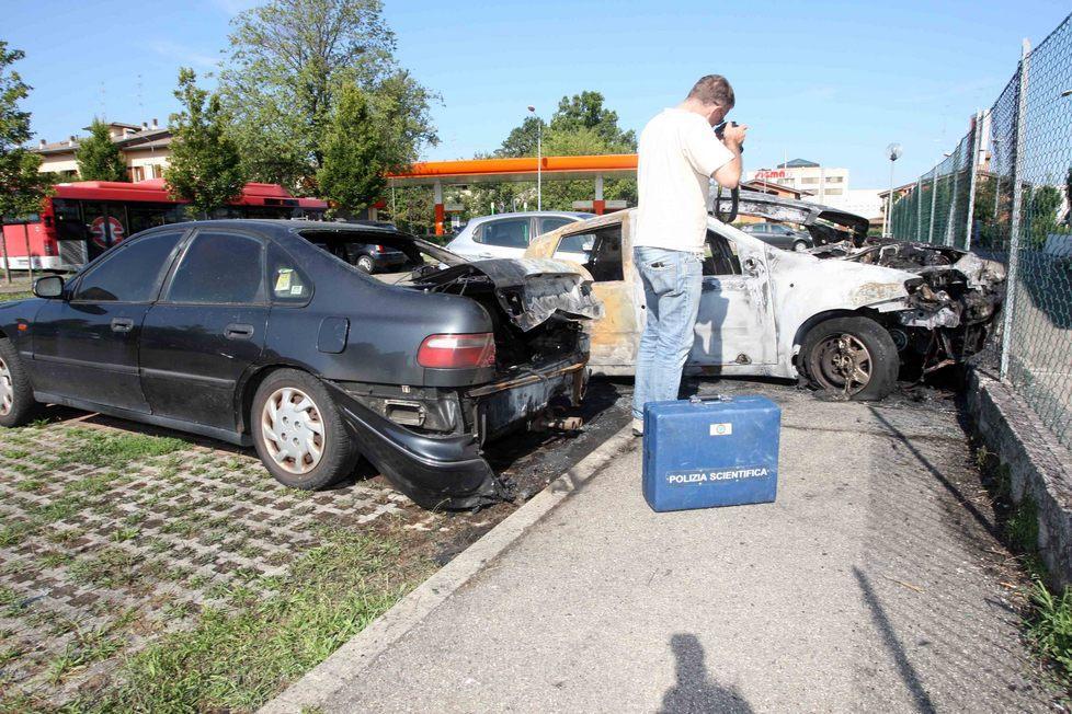 Tre auto date alle fiamme nel cuore della notte 
