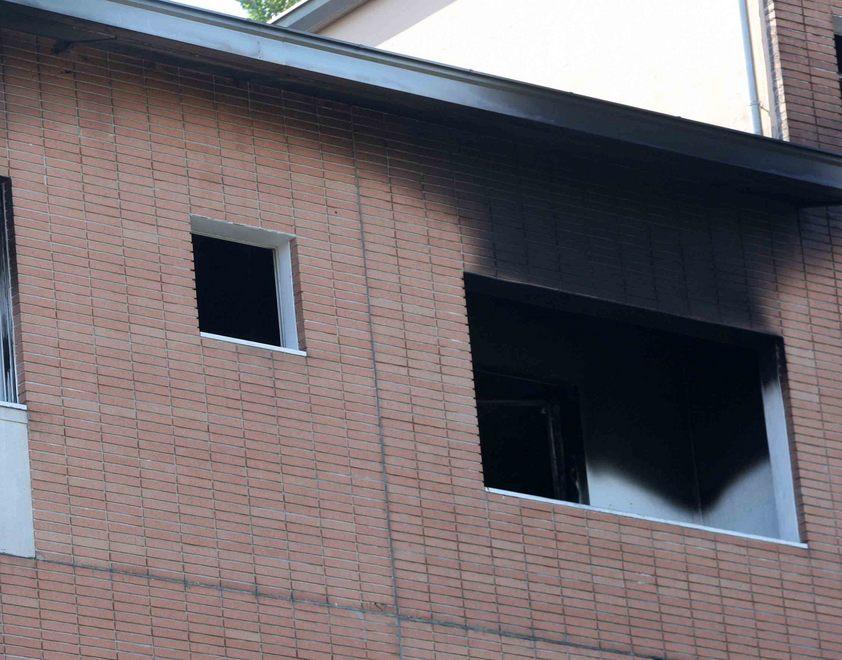Casa in fiamme, salvati dai carabinieri 