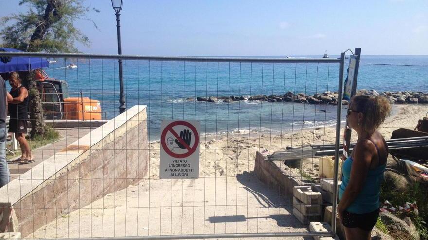Ruspe sulla spiaggia di Sant’Andrea, protesta dei bagnanti