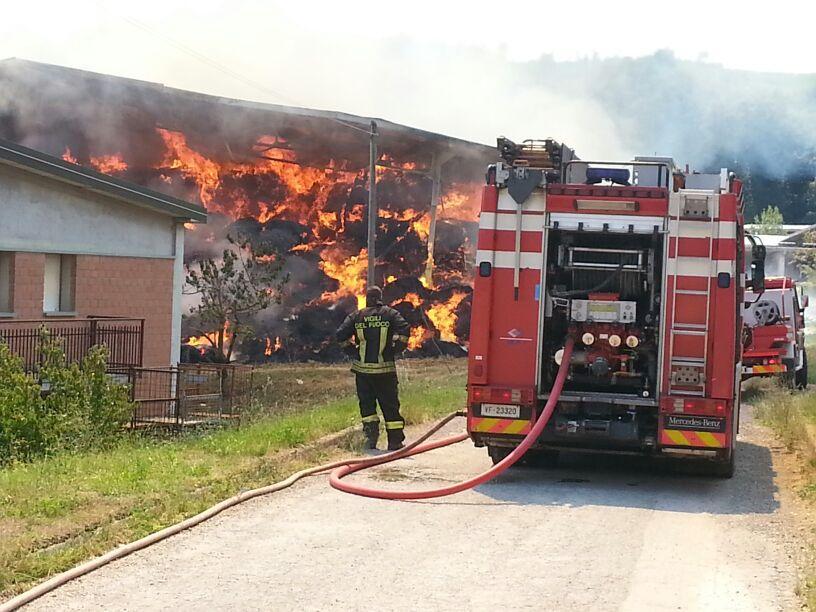 Fienile distrutto dalle fiamme a Felina