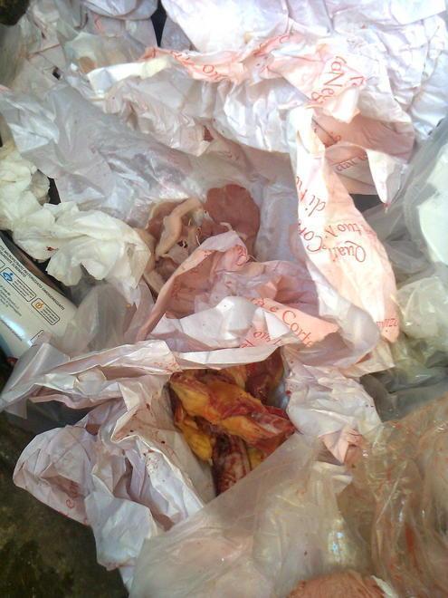 La carne insieme alla plastica e alla carta: 3.000 euro di multa 
