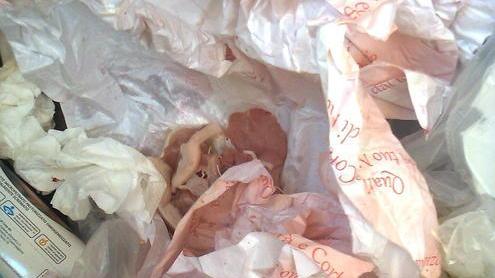 La carne insieme alla plastica e alla carta: 3.000 euro di multa