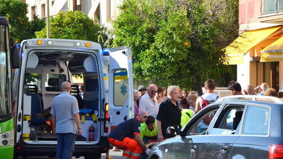 Travolta da un’auto davanti alla Coop di Coteto: è grave