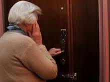 Due finti poliziotti derubano tre anziani 