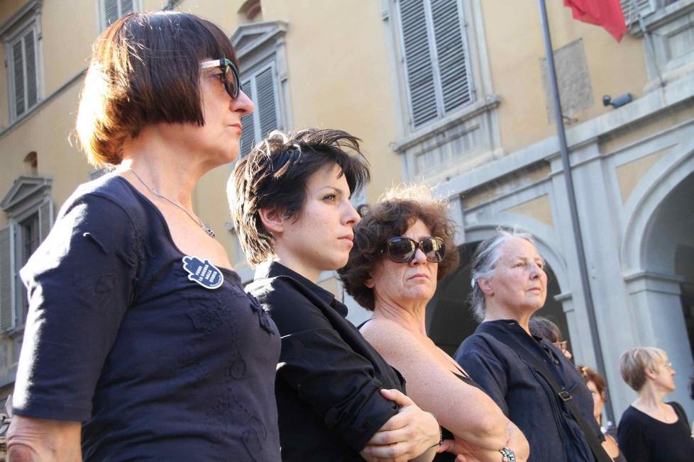 Le donne in nero manifestano per la pace e danno la colpa a Israele 