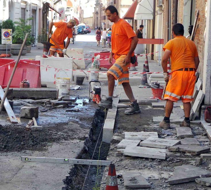 Quindici giorni di lavori in via Mayr per i nuovi marciapiedi 