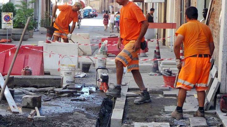 Quindici giorni di lavori in via Mayr per i nuovi marciapiedi
